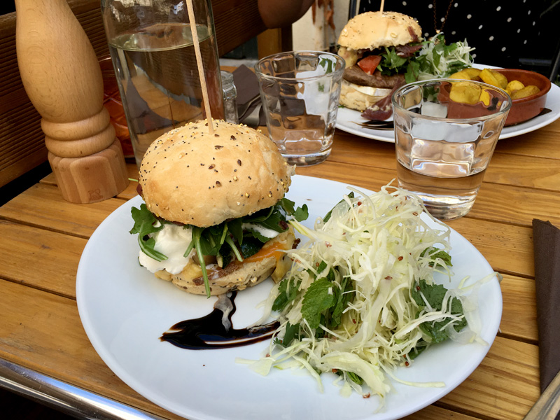 Les burgers bio, locaux et faits maison du restaurant Sainbioz à Nantes