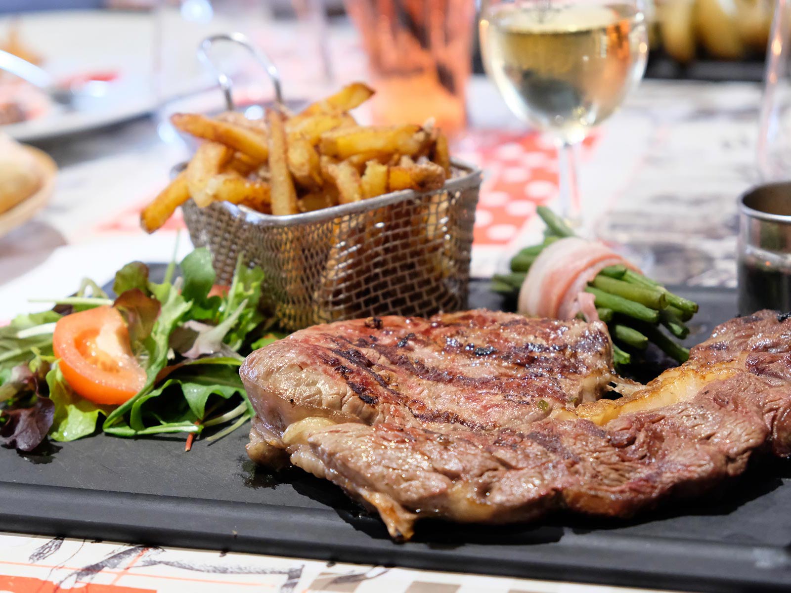 Chez Fernand, restaurant situé à Saint-Herblain, à côté de Nantes, servant de la viande de qualité dans une ambiance rustique.