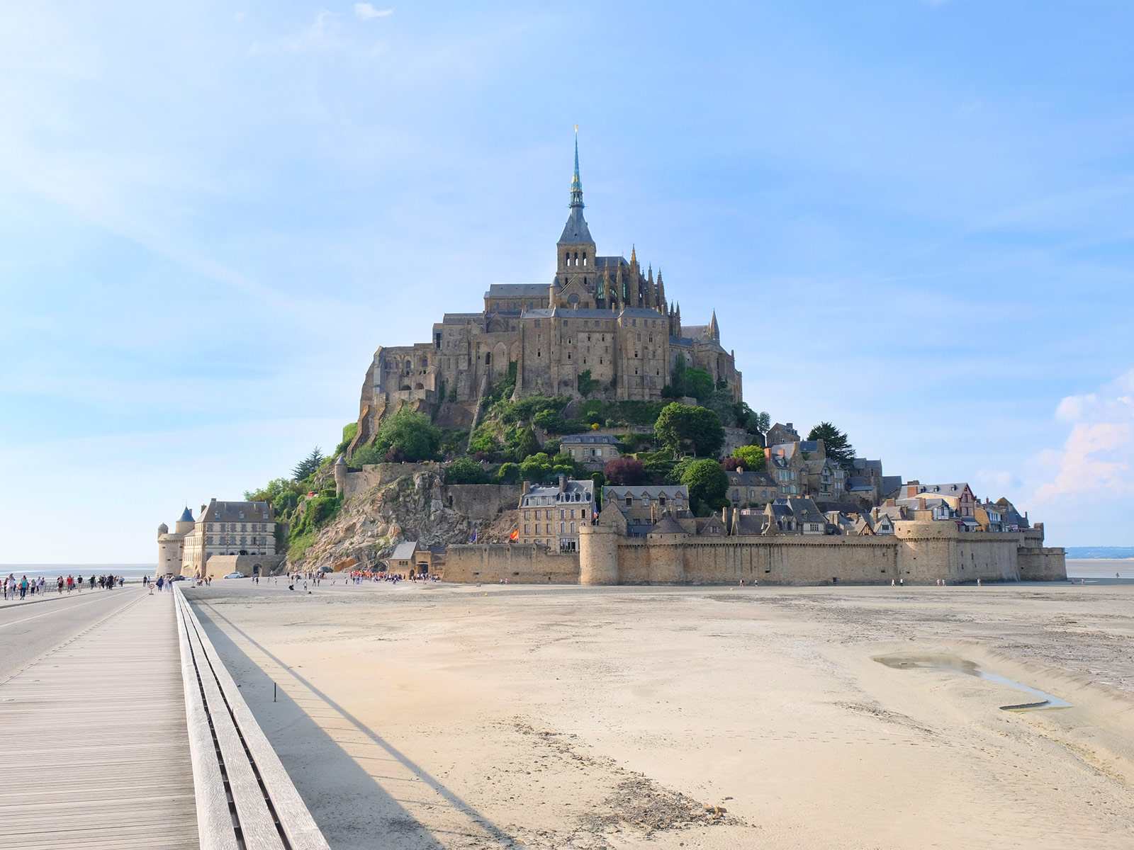 Visite du Mont-Saint-Michel dans le cadre de la Traversée moderne d'un vieux pays, parcours touristique et artistique mis en place par Le Voyage à Nantes