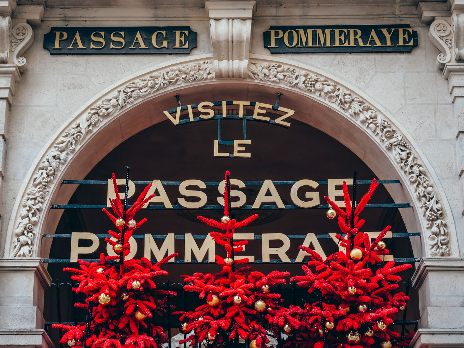 Le Passage Pommeraye à Nantes décoré de sapins rouges pour Noël