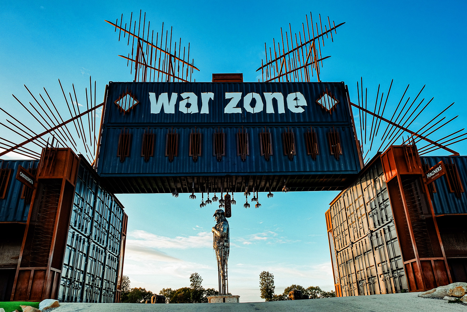 Les vélos s'entassent à l'entrée du Hellfest